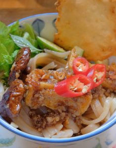 What is Cao Lau? How to eat Cao Lau in Hoi An?